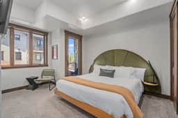 Blackstone 2BR | Walk to Lift, Pool, Hot Tub - Image 4