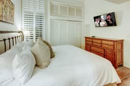 Spacious Three Kings 2BR Townhouse - Walk to Lift! - Image 3