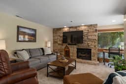 The Silver Cliff, 2BR Walk to Lifts and Main St! - Image 2