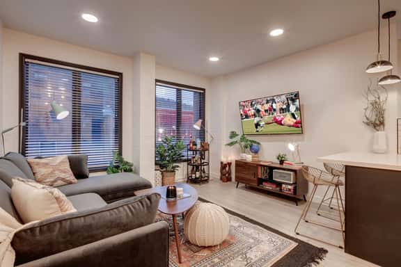 The Sanctuary on Main Modern 1BR Walk to Town Lift - Image 1