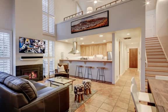 Spacious Three Kings 2BR Townhouse - Walk to Lift! - Image 1
