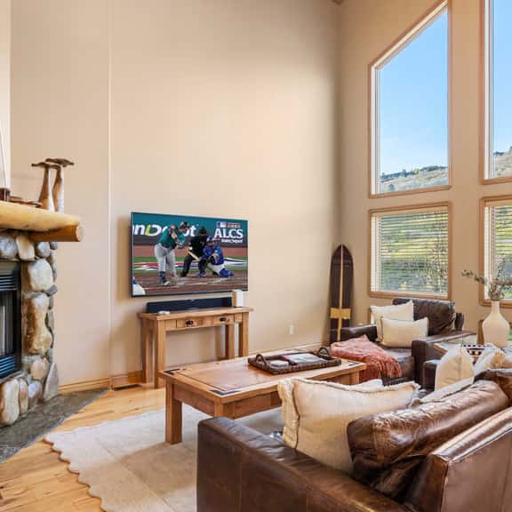 3BR Near Slopes & Main | Hot Tub + Modern Comfort - Image 1