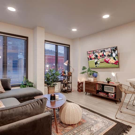 The Sanctuary on Main Modern 1BR Walk to Town Lift - Image 1
