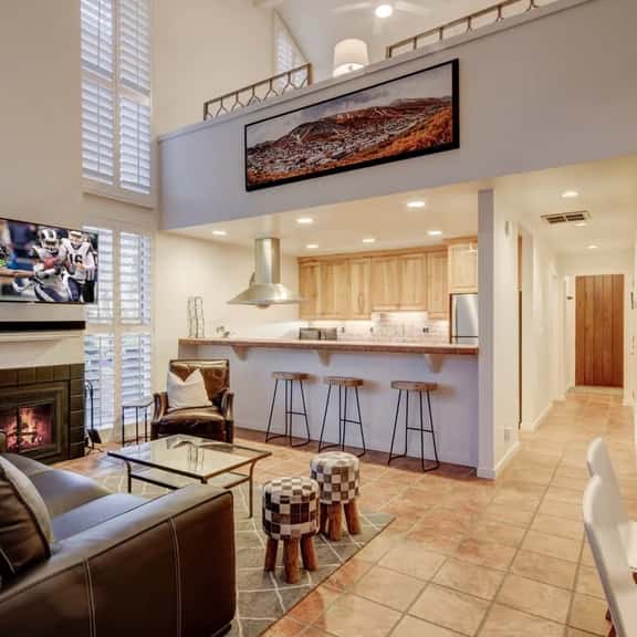 Spacious Three Kings 2BR Townhouse - Walk to Lift! - Image 1