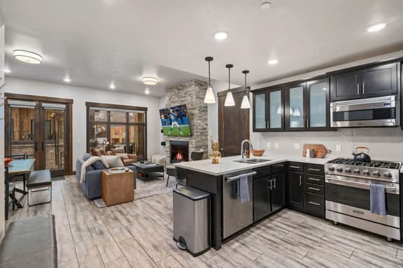 Blackstone 2BR Walk to Lifts, Hot Tub / Pool / Gym - Image 3