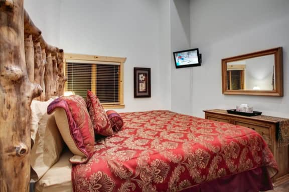 The Timber Wolf Lodge 2BR, mins to Canyons Skiing - Image 4